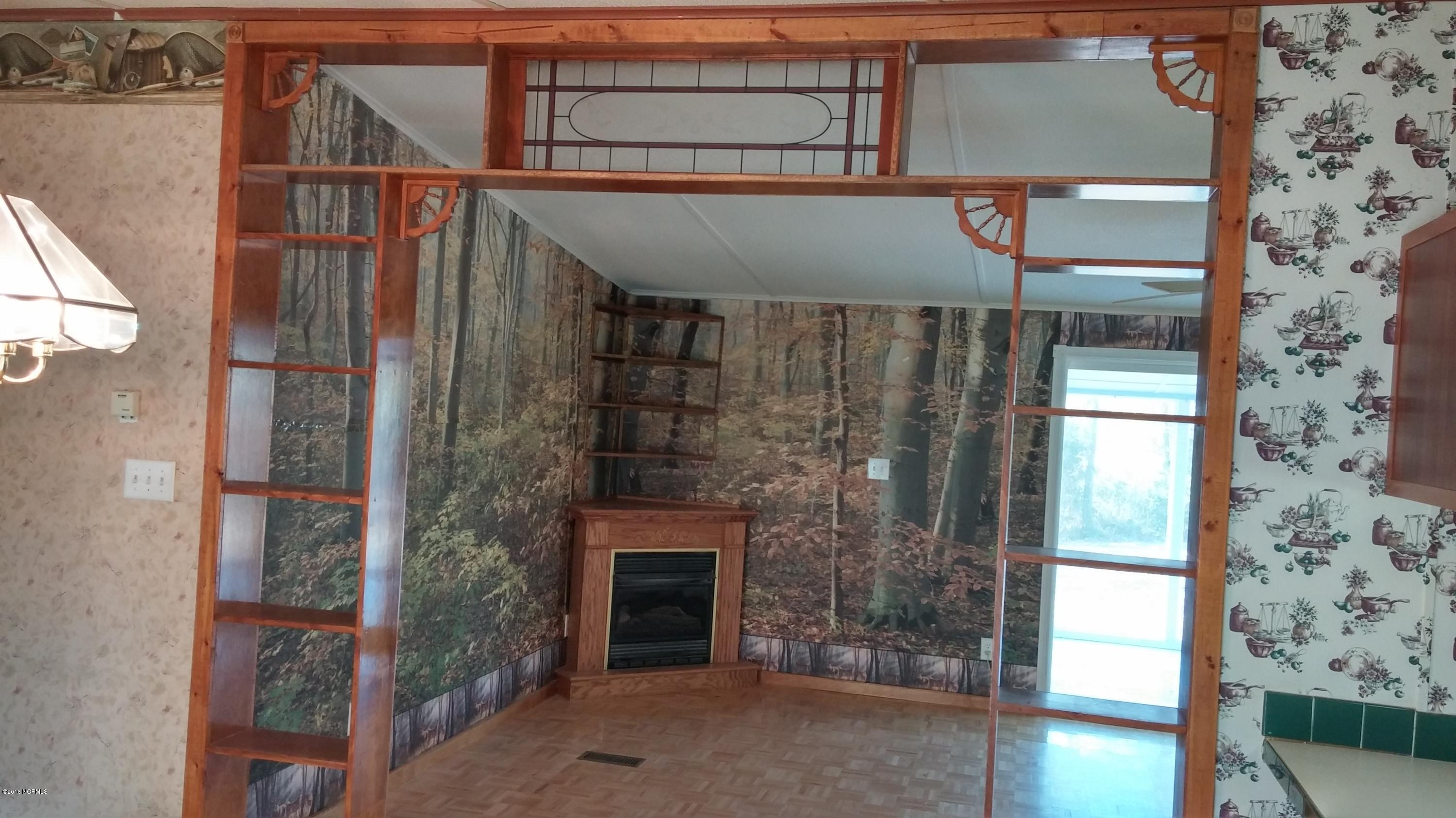 1065 Hardesty Loop Road Newport, NC 28570 - Photo 25 of 36 LR Entrance View