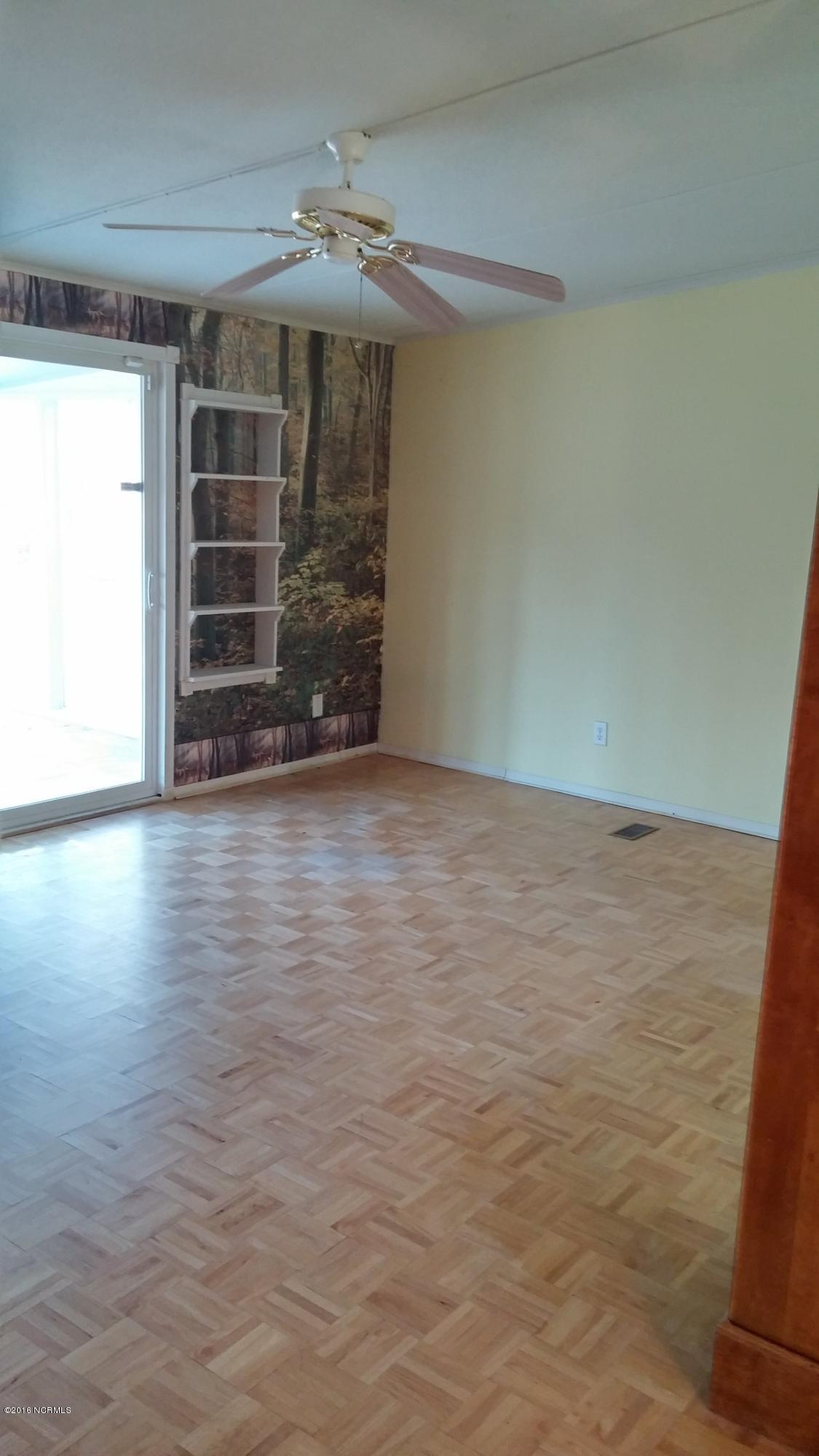 1065 Hardesty Loop Road Newport, NC 28570 - Photo 26 of 36 Living Room