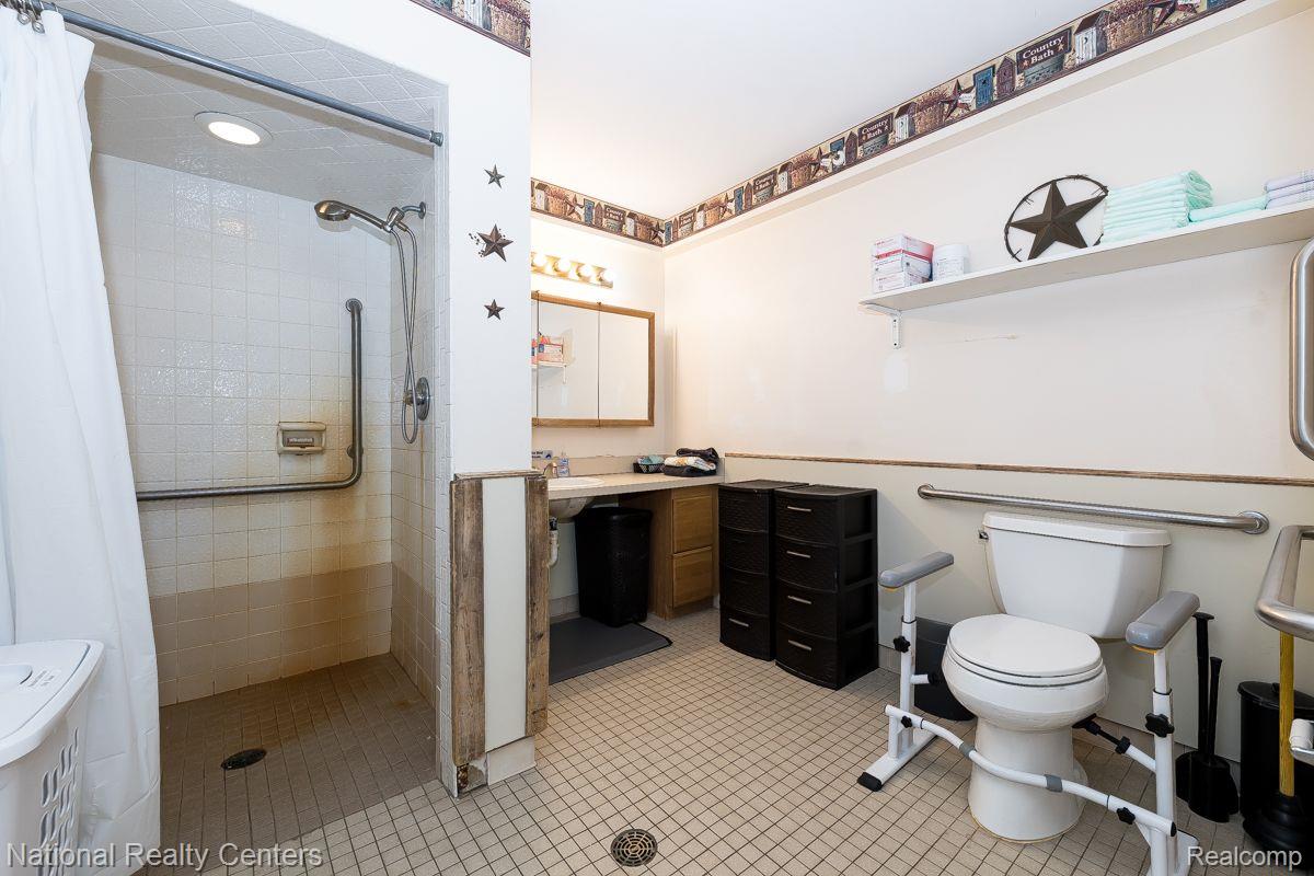 10868 Hibner Road Hartland, MI 48353 - Photo 29 of 36 Handicap accessible Bath