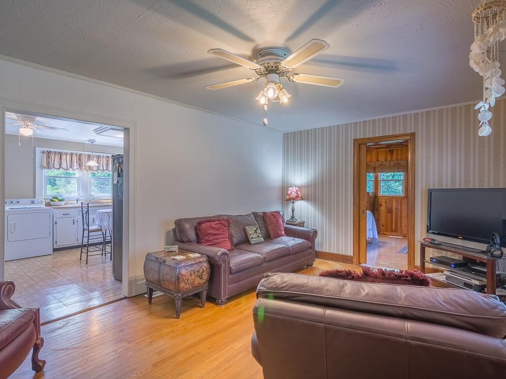 224-226 Spring Street Jonesborough, TN 37659 - Photo 7 of 31 Living Room from front door