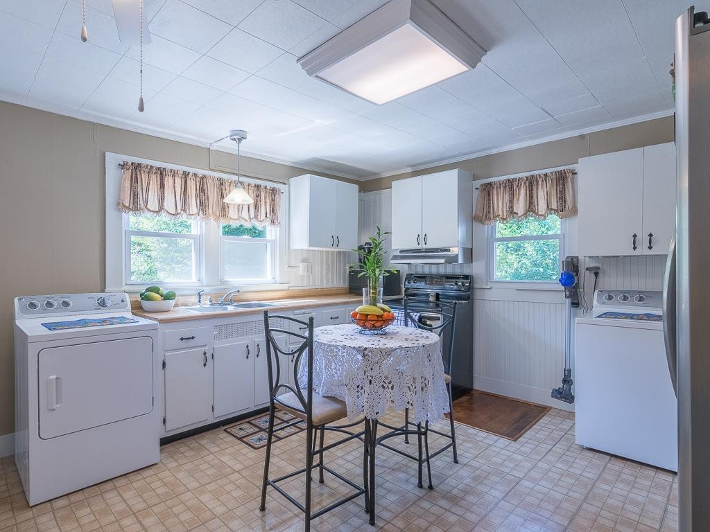224-226 Spring Street Jonesborough, TN 37659 - Photo 10 of 31 LARGE OPEN KITCHEN