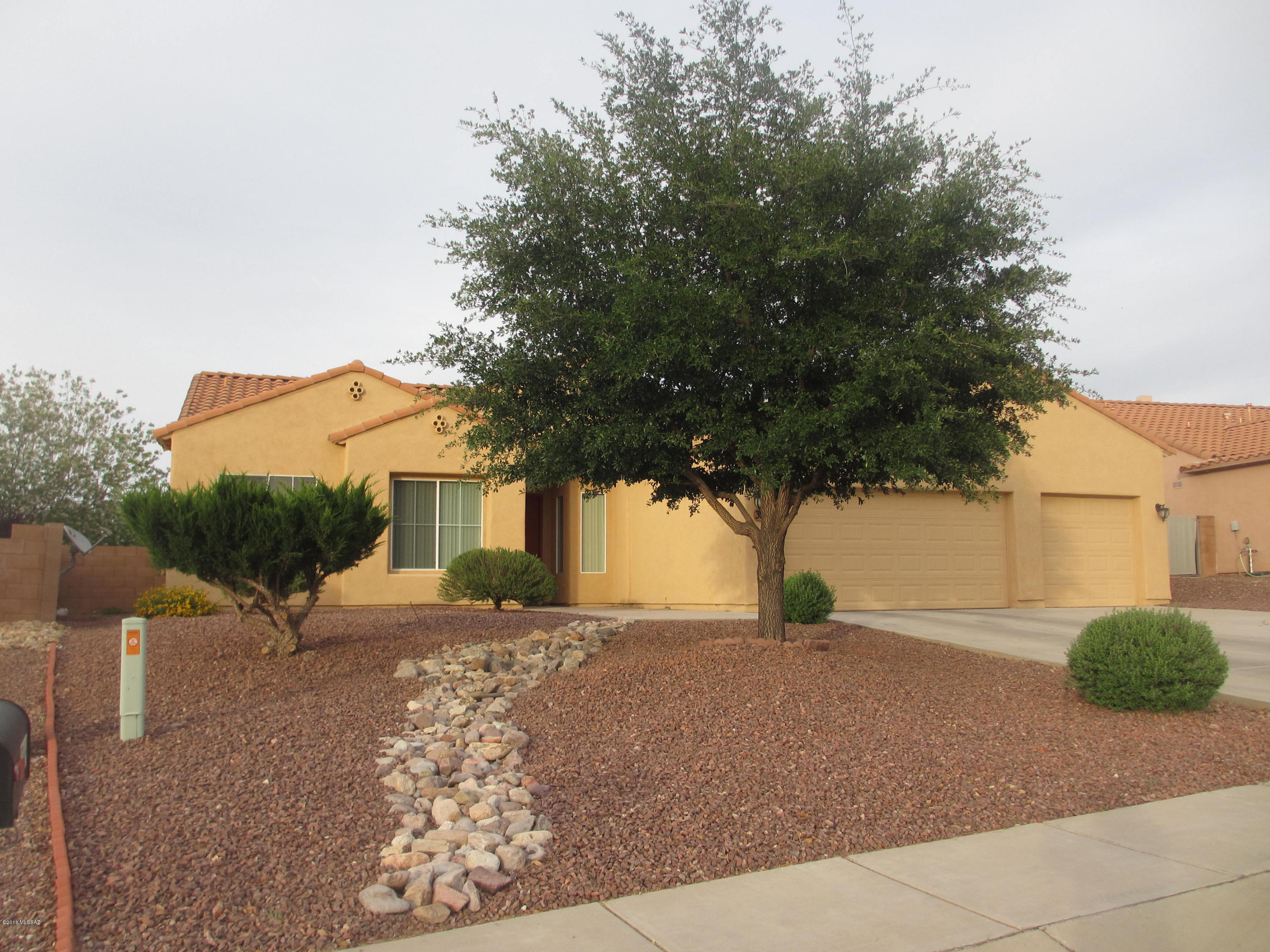 399 Via Capri Rio Rico, AZ 85648 - Photo 6 of 34