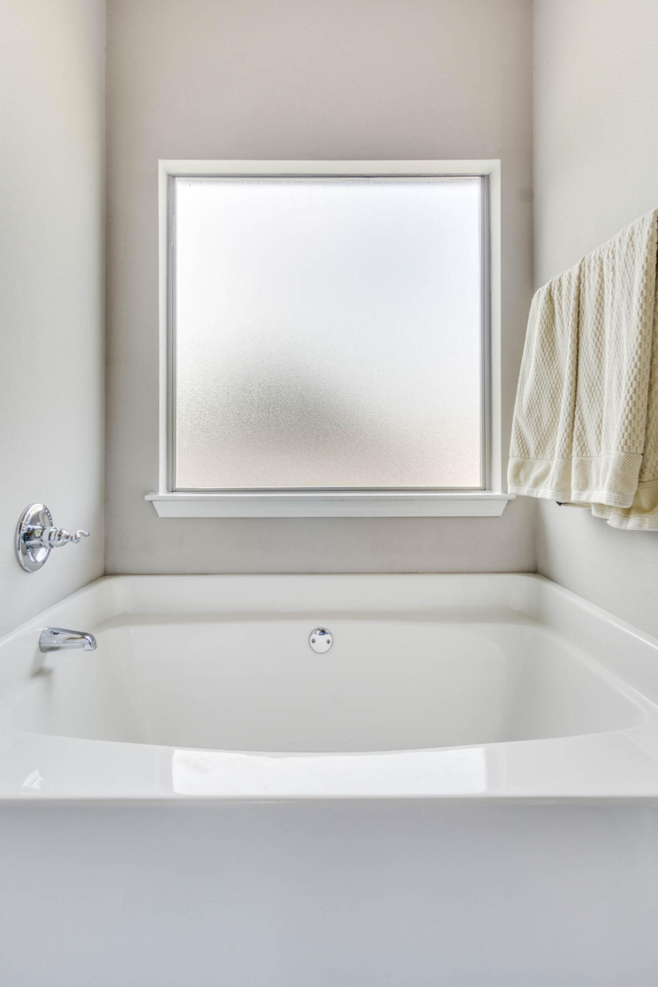 644 Red Fern Road Crestview, FL 32536 - Photo 42 of 46 a bathroom with a bathtub