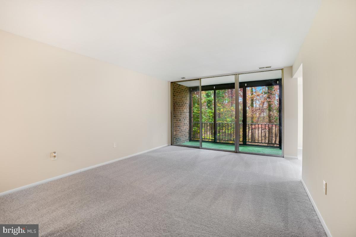 8475 Greenbelt Road Greenbelt, MD 20770 - Photo 5 of 32 Living Room