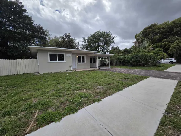 a view of a house with a yard
