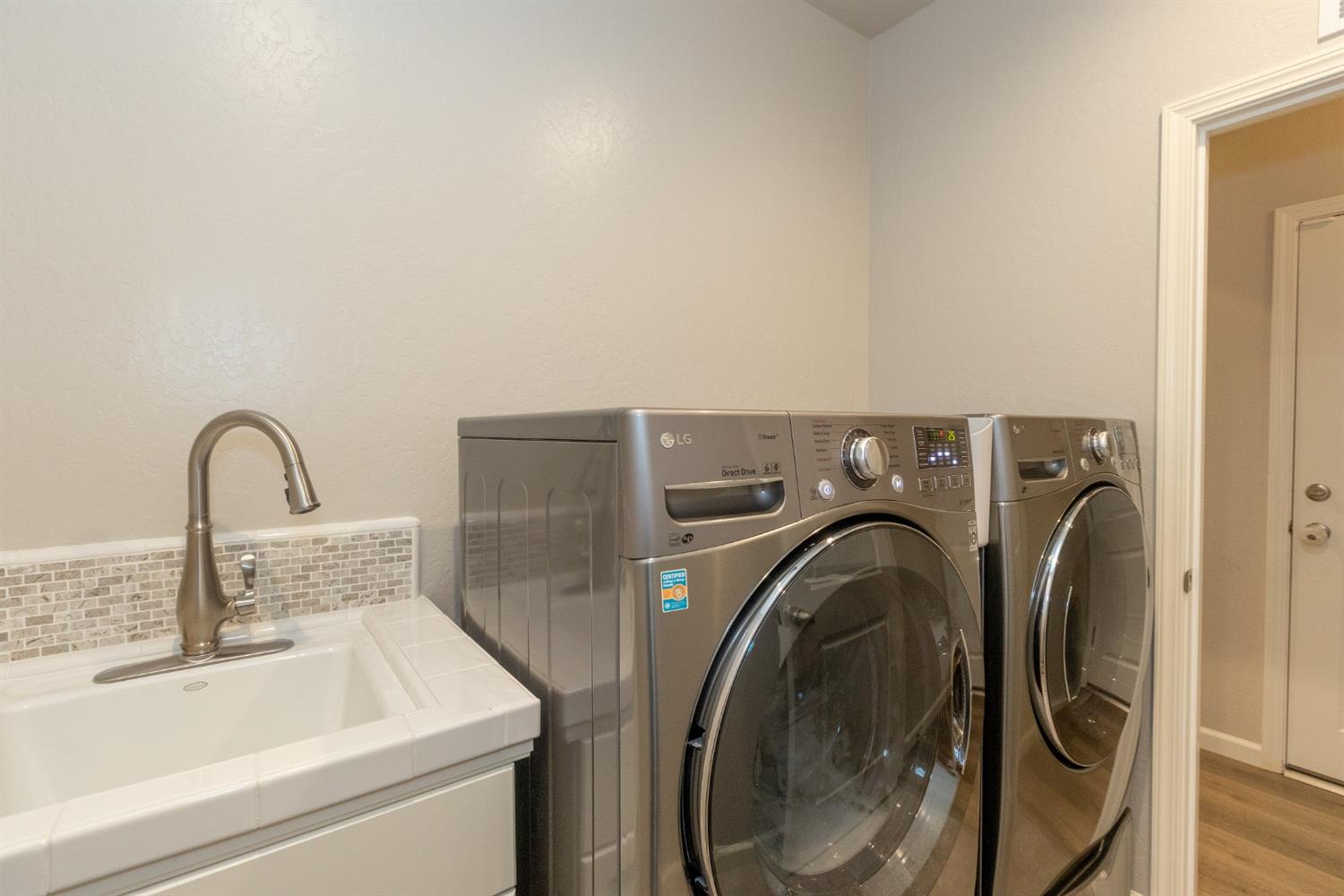 1063 Soledad Avenue Clovis, CA 93619 - Photo 24 of 26 a utility room with dryer and washer