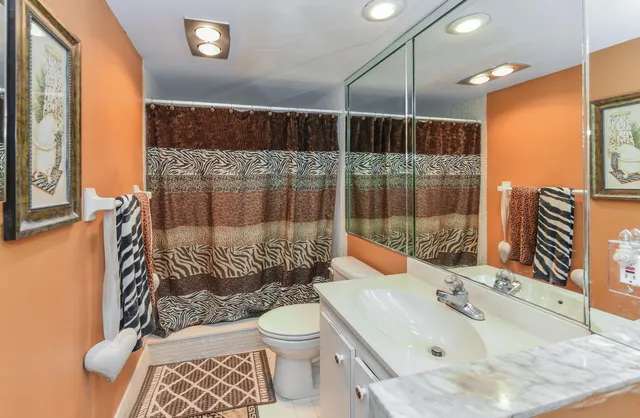 $230,000 | 3960 Oaks Clubhouse Drive, Unit 209, Pompano Beach, FL 33069