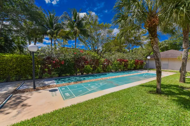 $230,000 | 3960 Oaks Clubhouse Drive, Unit 209, Pompano Beach, FL 33069