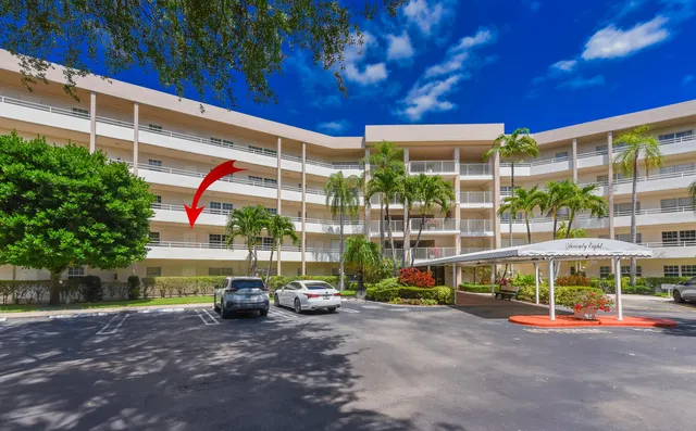 $230,000 | 3960 Oaks Clubhouse Drive, Unit 209, Pompano Beach, FL 33069