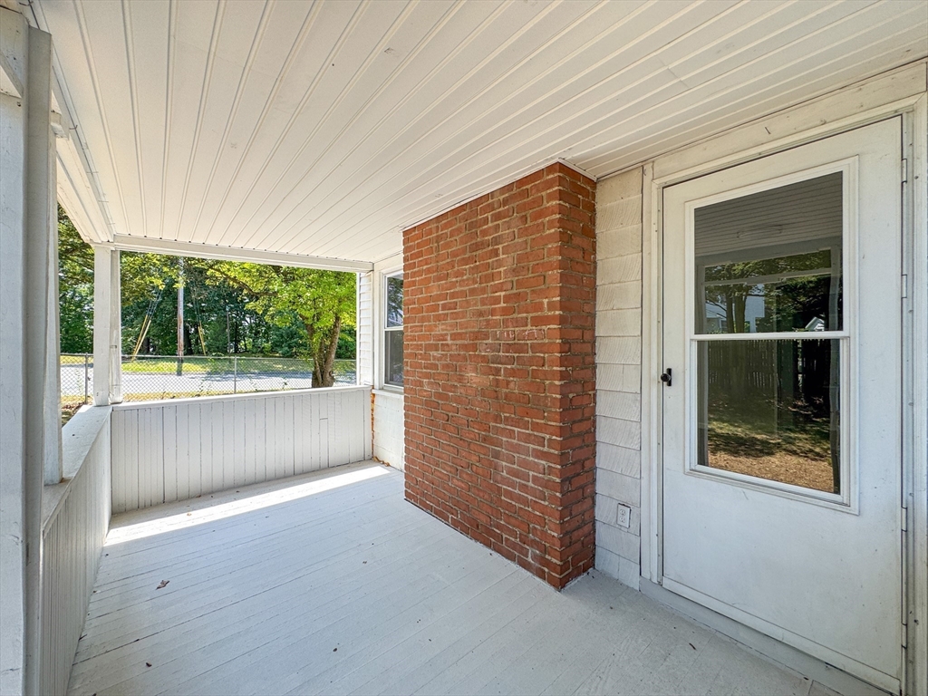 4 Wolfe Street Springfield, MA 01020 - Photo 5 of 24