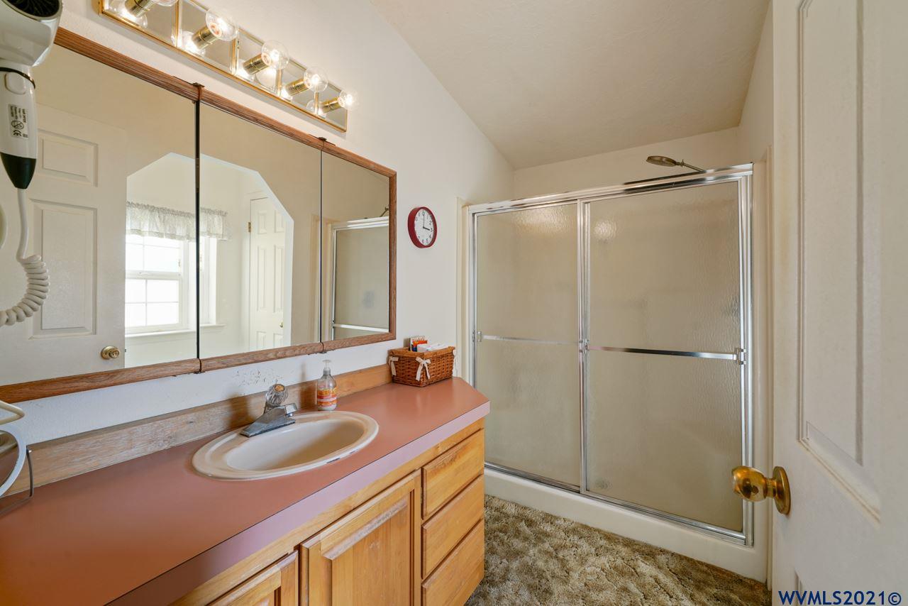 153 Hylo Road Southeast Salem, OR 97306 - Photo 25 of 41 a bathroom with a sink and a mirror