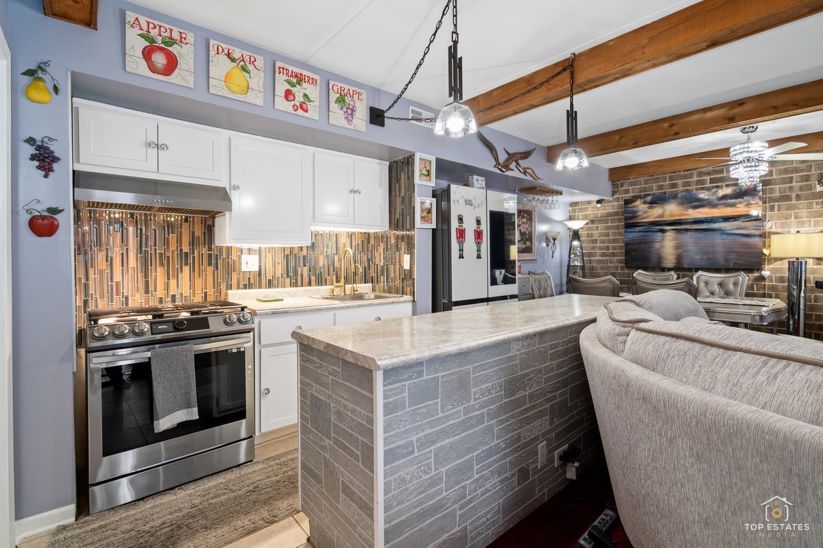 1209 Kenneth Circle Elgin, IL 60120 - Photo 6 of 22