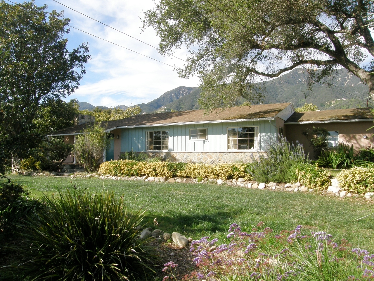a view of a house with a yard