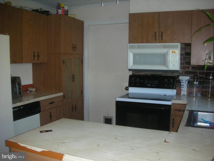 43 Tinder Road Levittown, PA 19056 - Photo 7 of 18 Kitchen