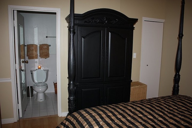 807 Church Street, Unit 407 Evanston, IL 60201 - Photo 9 of 9 a bedroom with a bed and a mirror