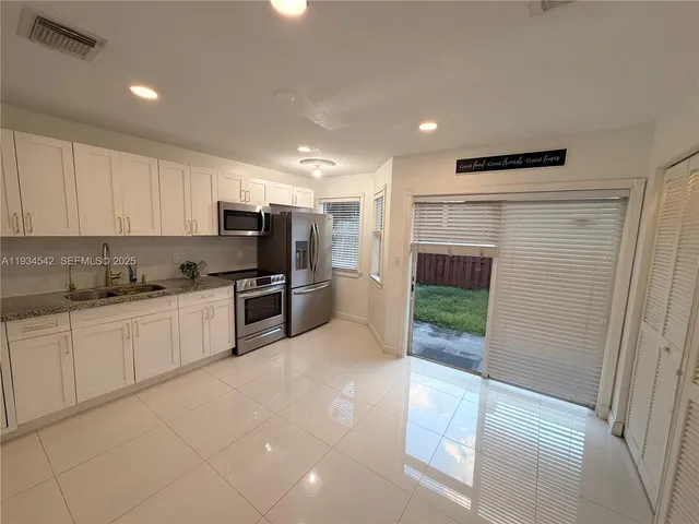 $2,550 | 7075 Northwest 173rd Drive, Unit 1405, Hialeah, FL 33015