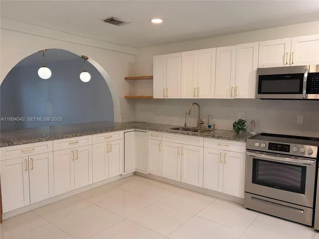 $2,550 | 7075 Northwest 173rd Drive, Unit 1405, Hialeah, FL 33015