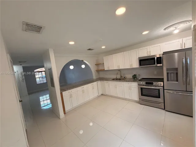 $2,550 | 7075 Northwest 173rd Drive, Unit 1405, Hialeah, FL 33015