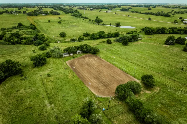 a view of a green field with lots of green space