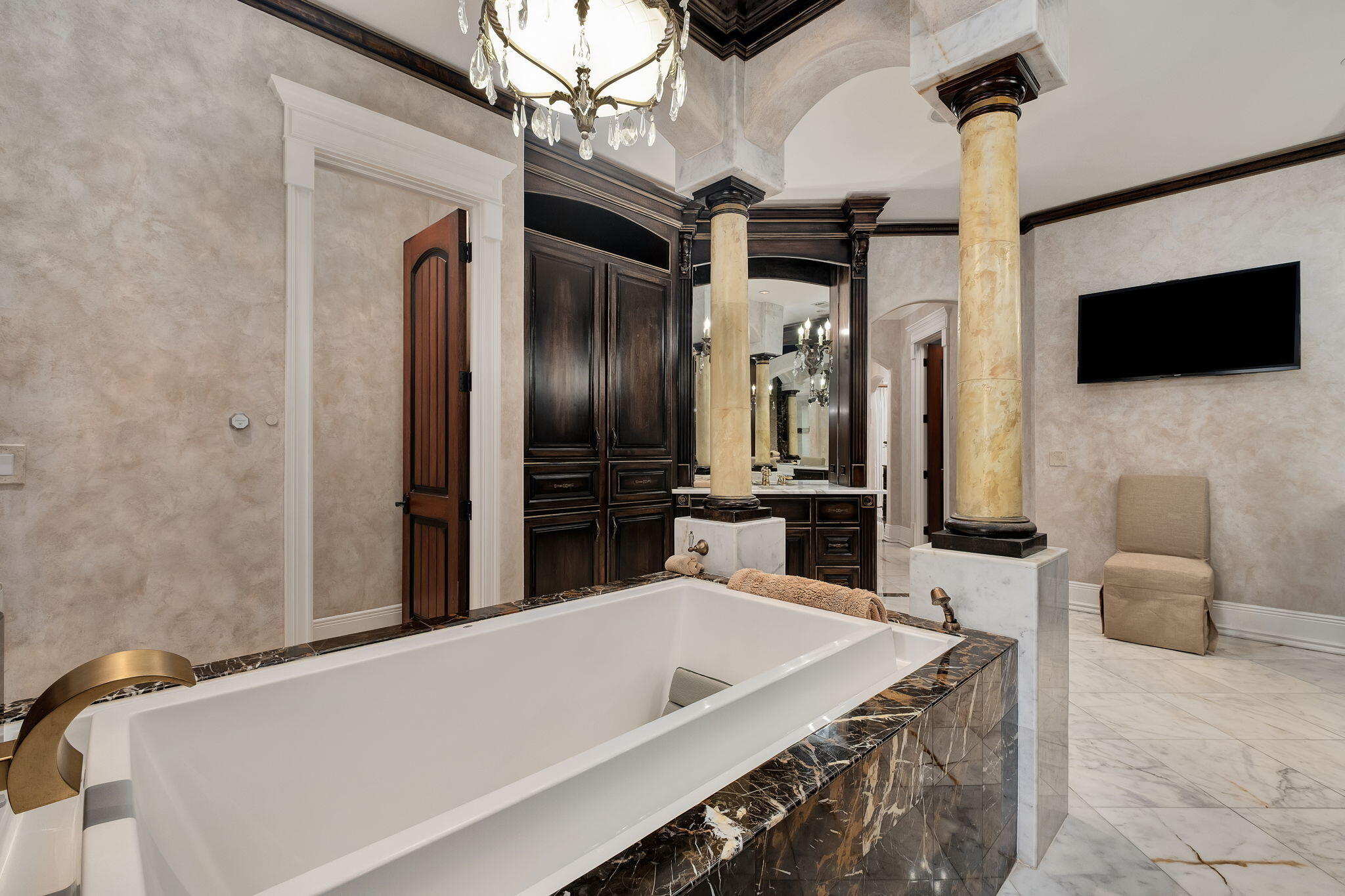 437 Admiral Court Destin, FL 32541 - Photo 35 of 100 a view of a living room and bathroom