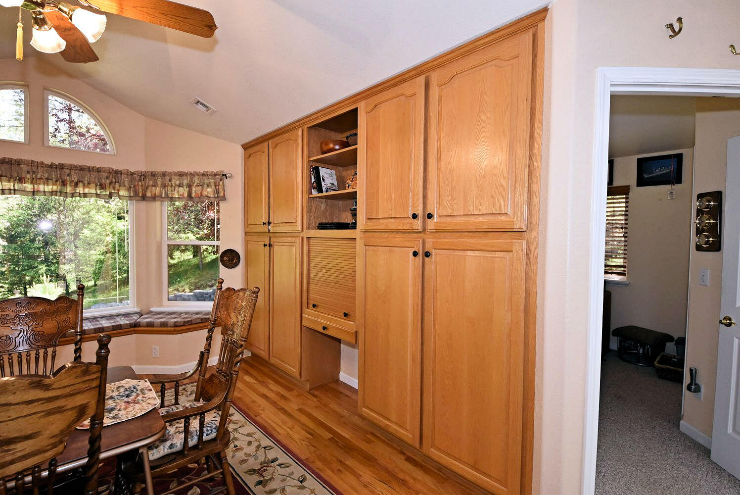 580 Ragsdale Road Trail, OR 97541 - Photo 8 of 36 Dining Built-ins