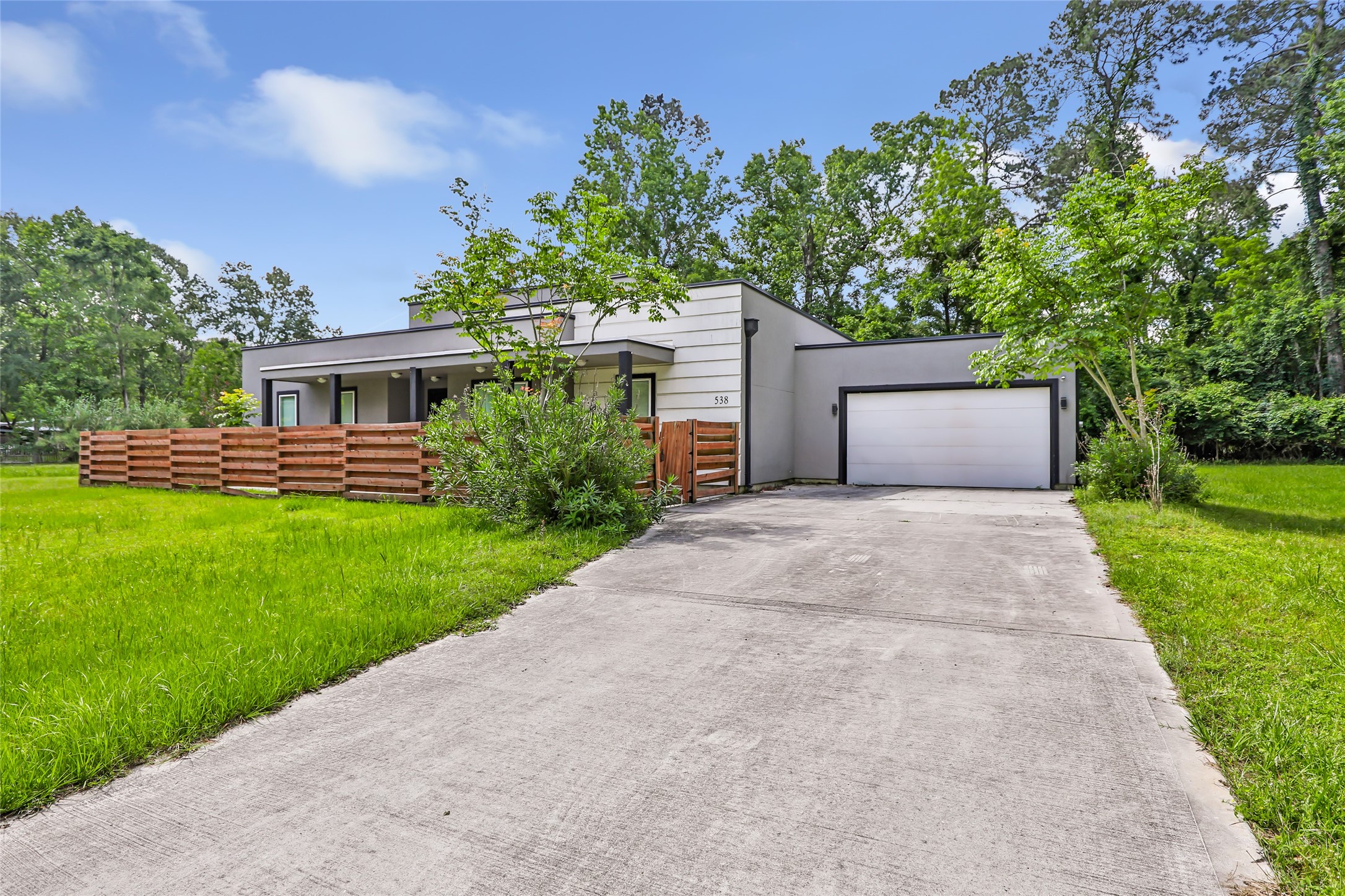 Contemporary home at 538 Magnolia Point Dr., Huffman, TX 77336