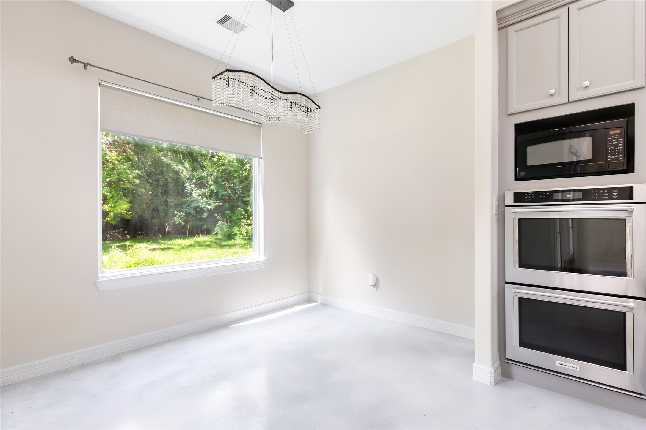 538 Magnolia Point Drive Huffman, TX 77336 - Photo 8 of 30 Breakfast room with large picture window