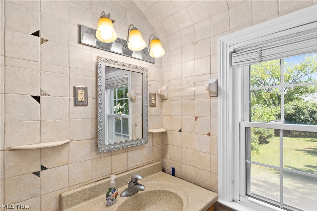 3439 Helen Road Shaker Heights, OH 44122 - Photo 19 of 24 Detailed tile including the ceiling