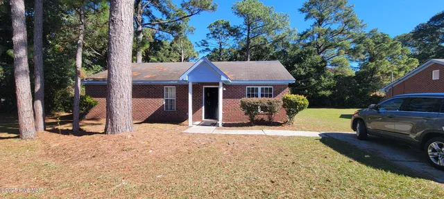 $1,700 | 4919 West Rainbow Drive, Wilmington, NC 28403