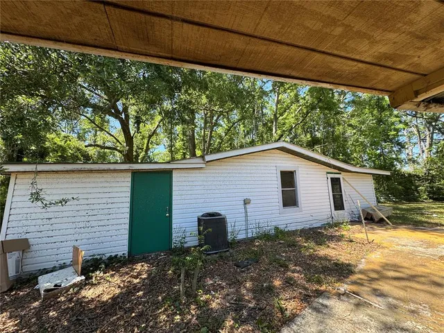 a view of a backyard