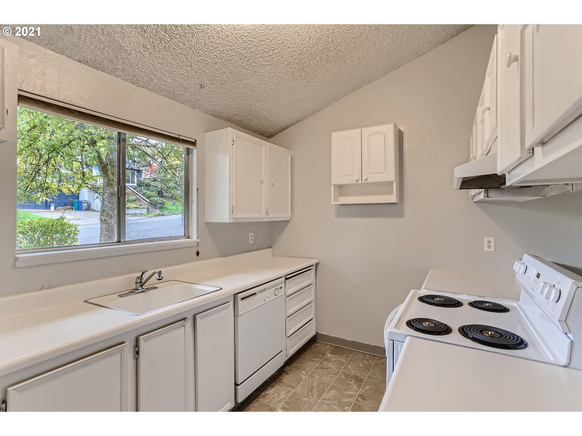 4021 Southwest Alfred Street Portland, OR 97219 - Photo 14 of 32 Gallery Image 14