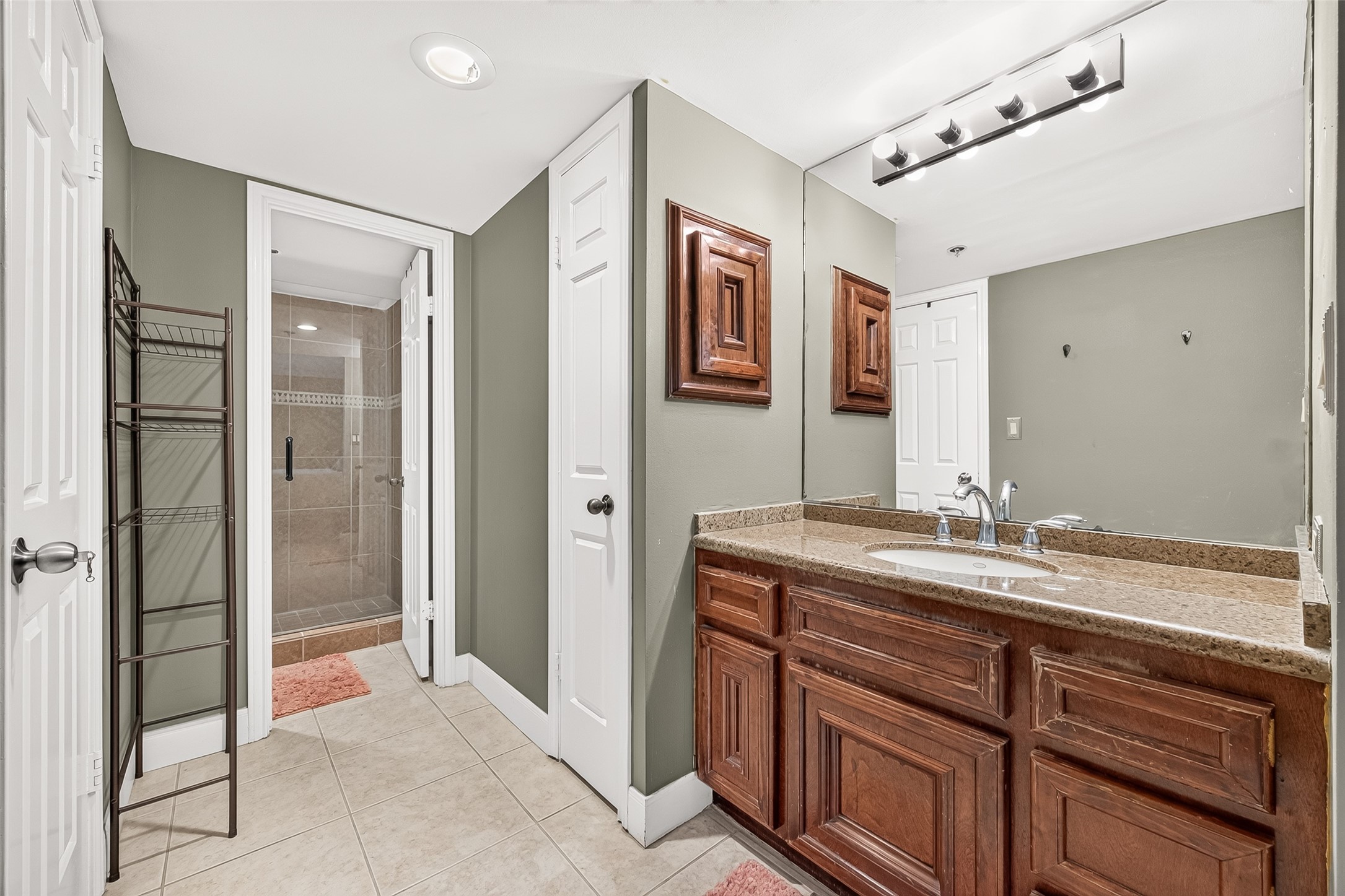 3525 Sage Road, Unit 1116 Houston, TX 77056 - Photo 21 of 25 Primary bedroom offers direct access to the private en-suite bathroom.