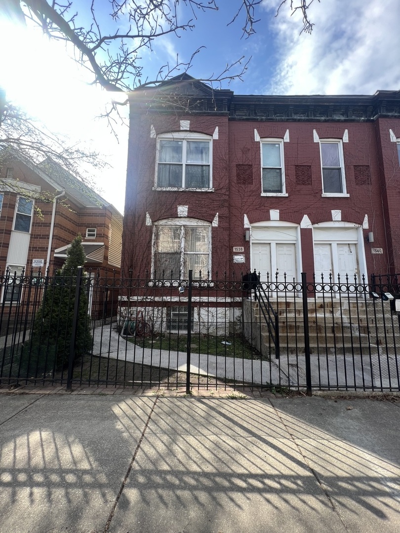 1538 North Rockwell St Unit 2R  