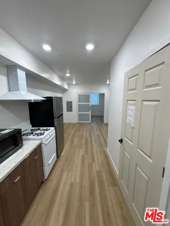 $1,895 | 1039 East 28th Street, Unit 301, Los Angeles, CA 90011