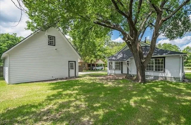 a view of a house with a yard
