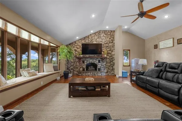 $1,599,990 | 11203 County Road 375, St. Joseph, MO 64505