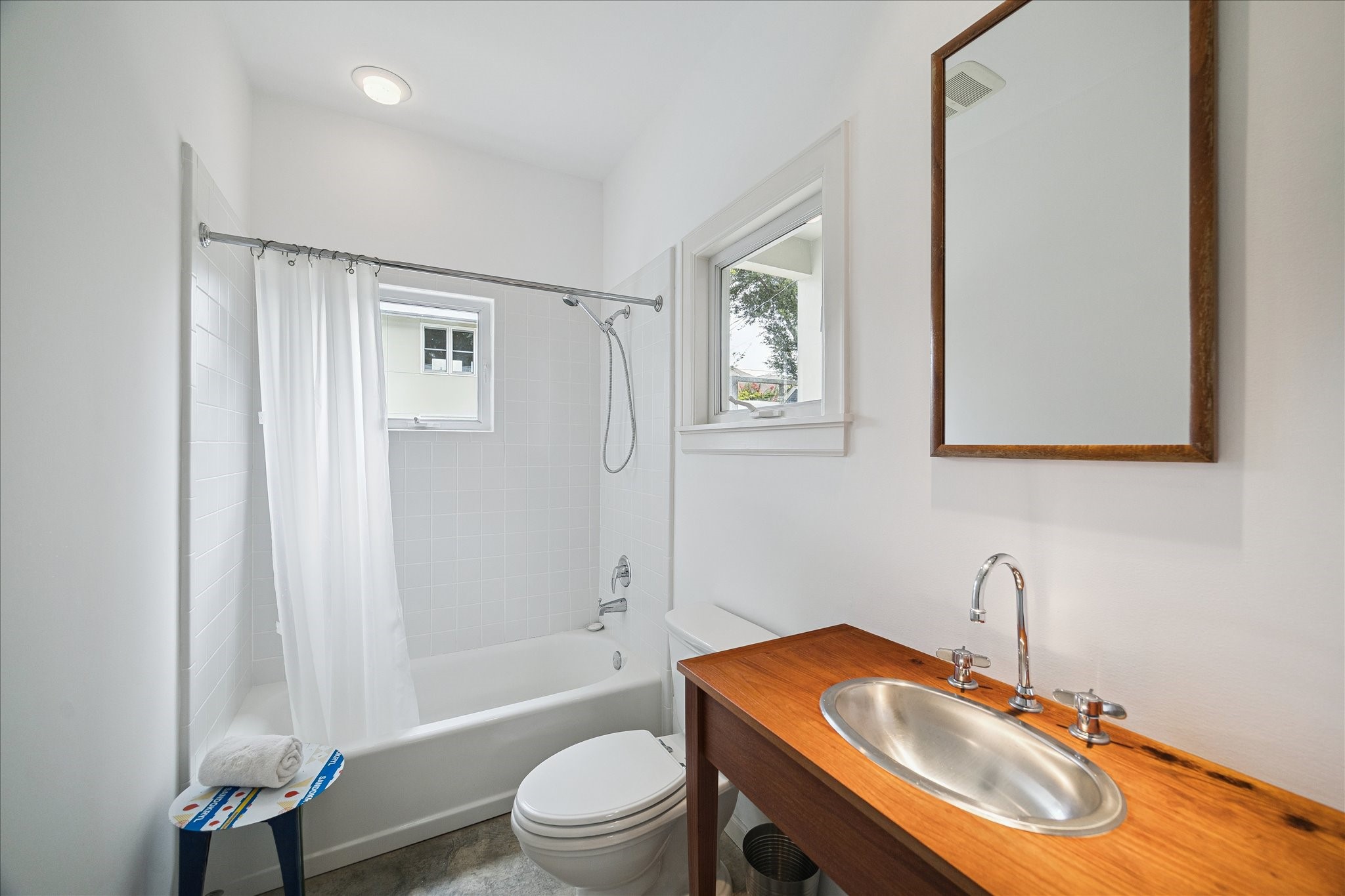 1418 Kipling Street Houston, TX 77006 - Photo 32 of 42 Hallway bathroom with tub/shower combination and exquisite teak pedestal with stainless steel sink.