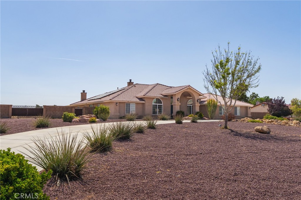 19501 Kinai Road Apple Valley, CA 92307 - Photo 4 of 49 a view of a house with backyard and sitting area
