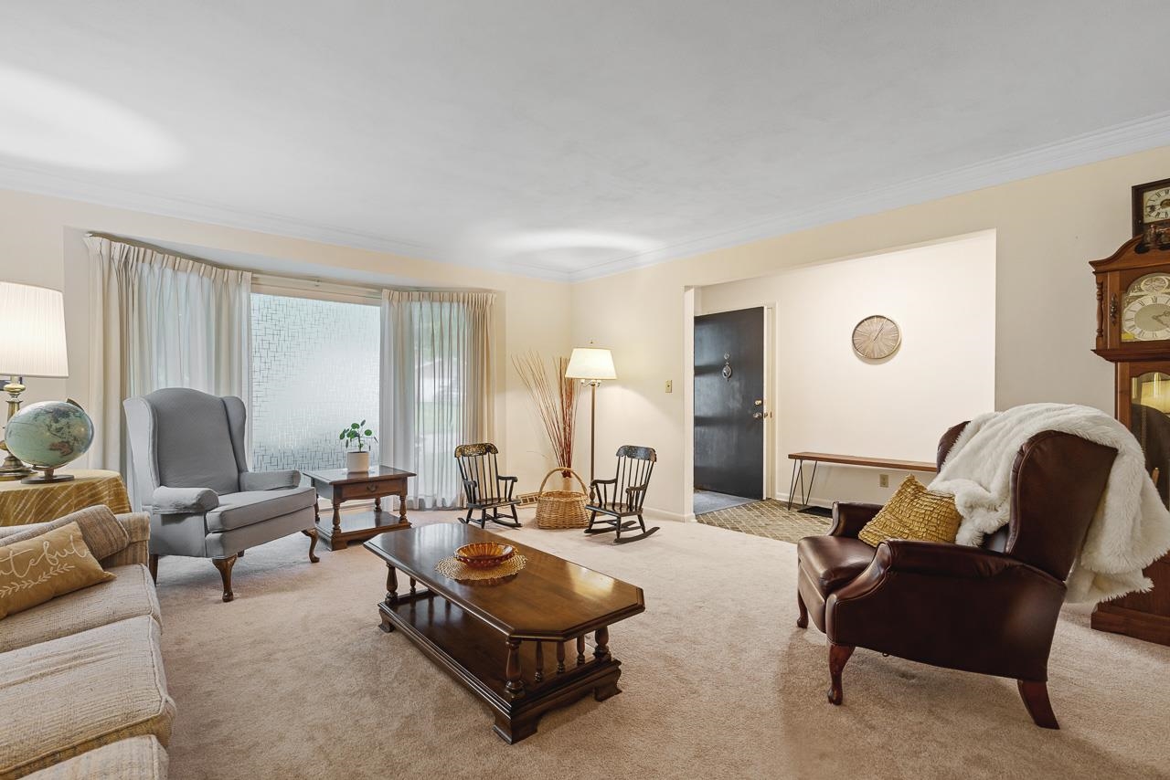 5427 Brookview Road Rockford, IL 61107 - Photo 5 of 30 a living room with furniture and a lamp