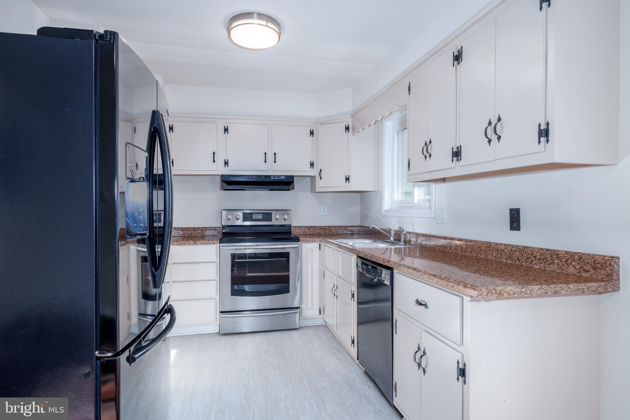 353 David Hall Road Dover, DE 19904 - Photo 6 of 16 Kitchen with modern appliances