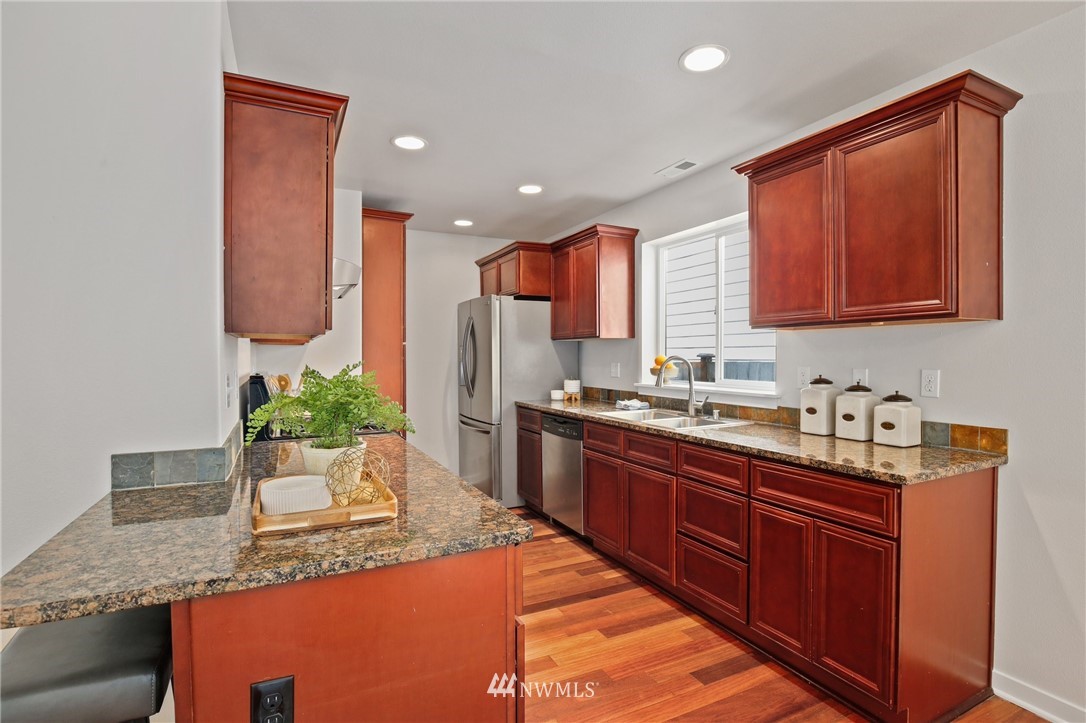 602 Ilwaco Place Northeast Renton, WA 98059 - Photo 9 of 25 Gallery Image 9