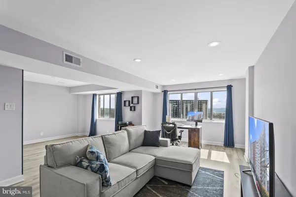 $1,900 | 5340 Holmes Run Parkway, Unit 917, Alexandria, VA 22304