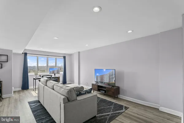 $1,900 | 5340 Holmes Run Parkway, Unit 917, Alexandria, VA 22304