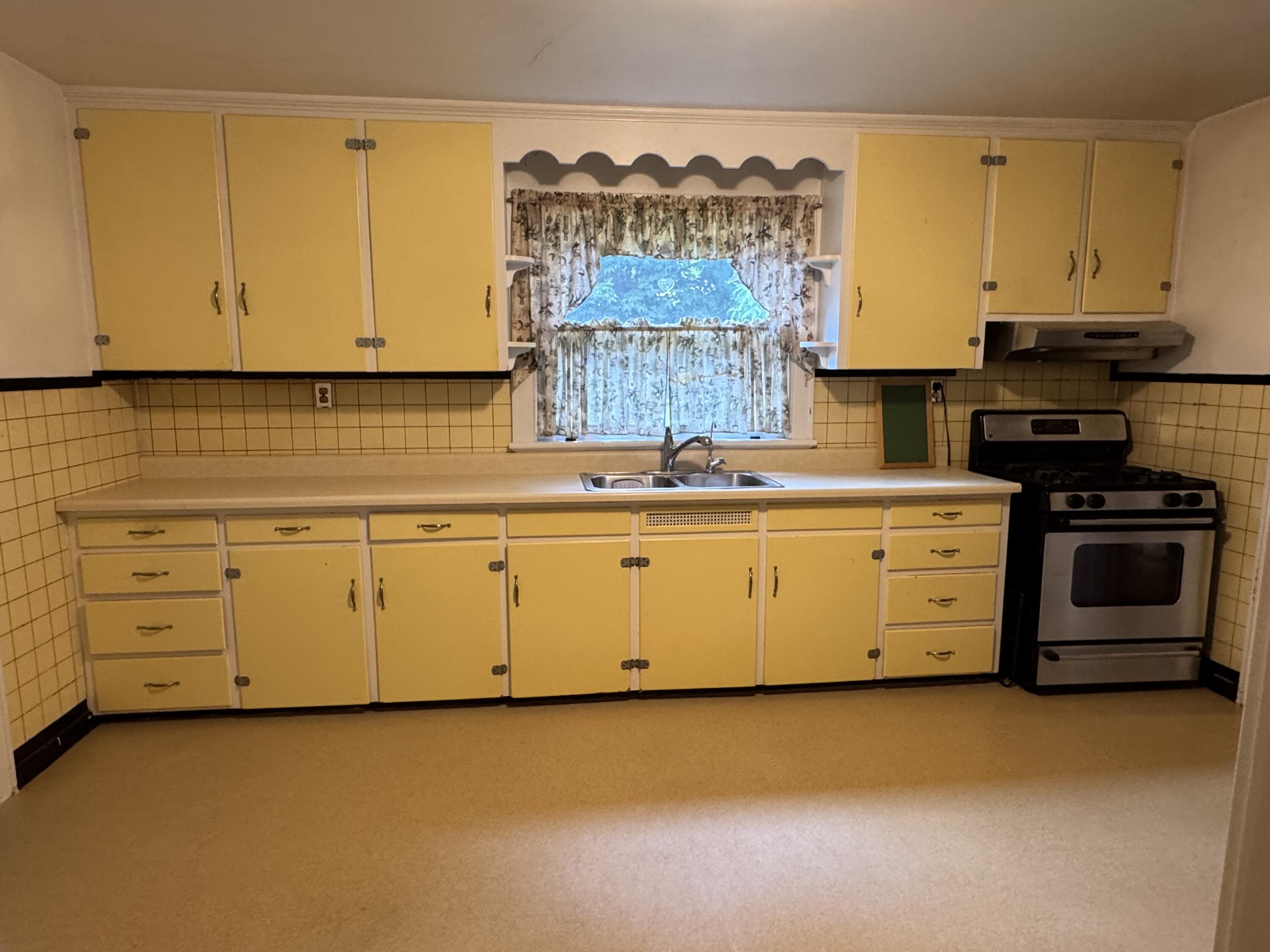 12 Delaware Street Rouses Point, NY 12979 - Photo 7 of 37