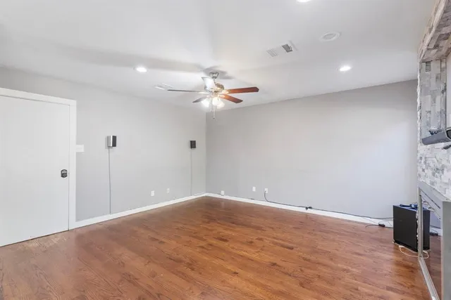 a view of a livingroom with a workspace