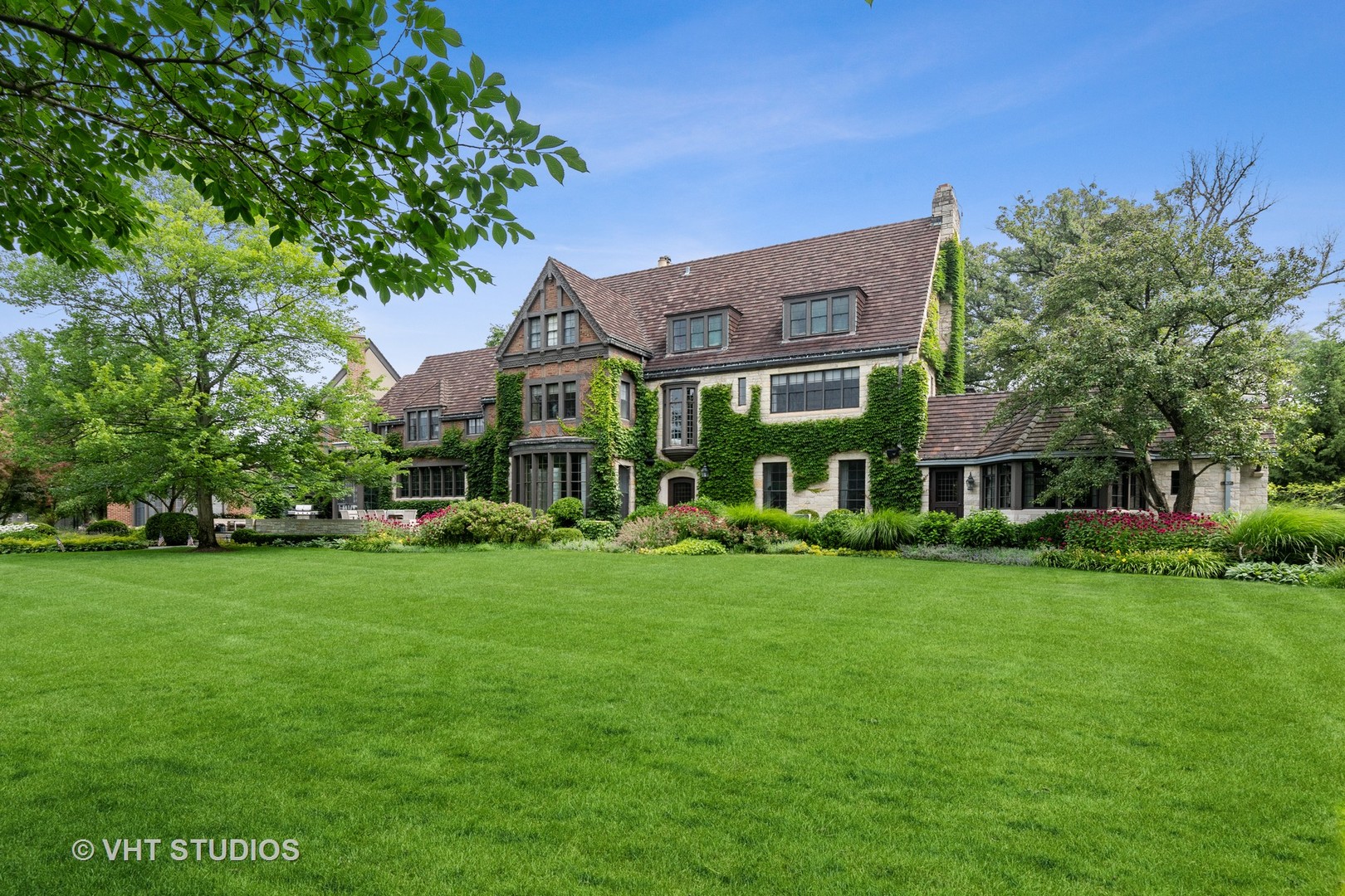 720 Ardsley Road Winnetka, IL 60093 - Photo 11 of 103 a view of a big yard next to a building