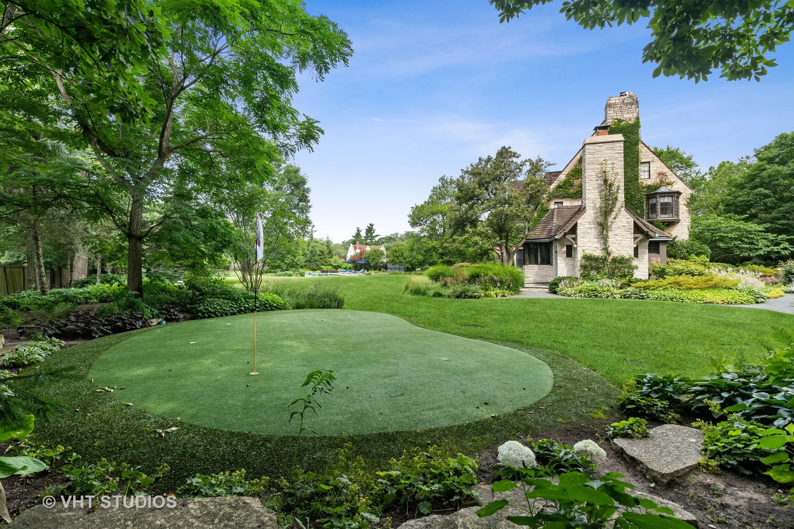 720 Ardsley Road Winnetka, IL 60093 - Photo 13 of 103 a view of a garden with plants and large trees