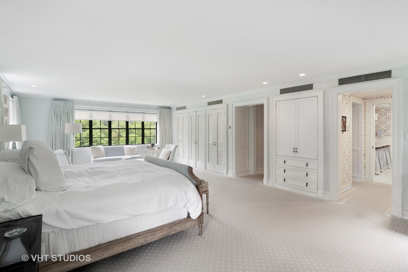 720 Ardsley Road Winnetka, IL 60093 - Photo 60 of 103 a spacious bedroom with a bed and a window