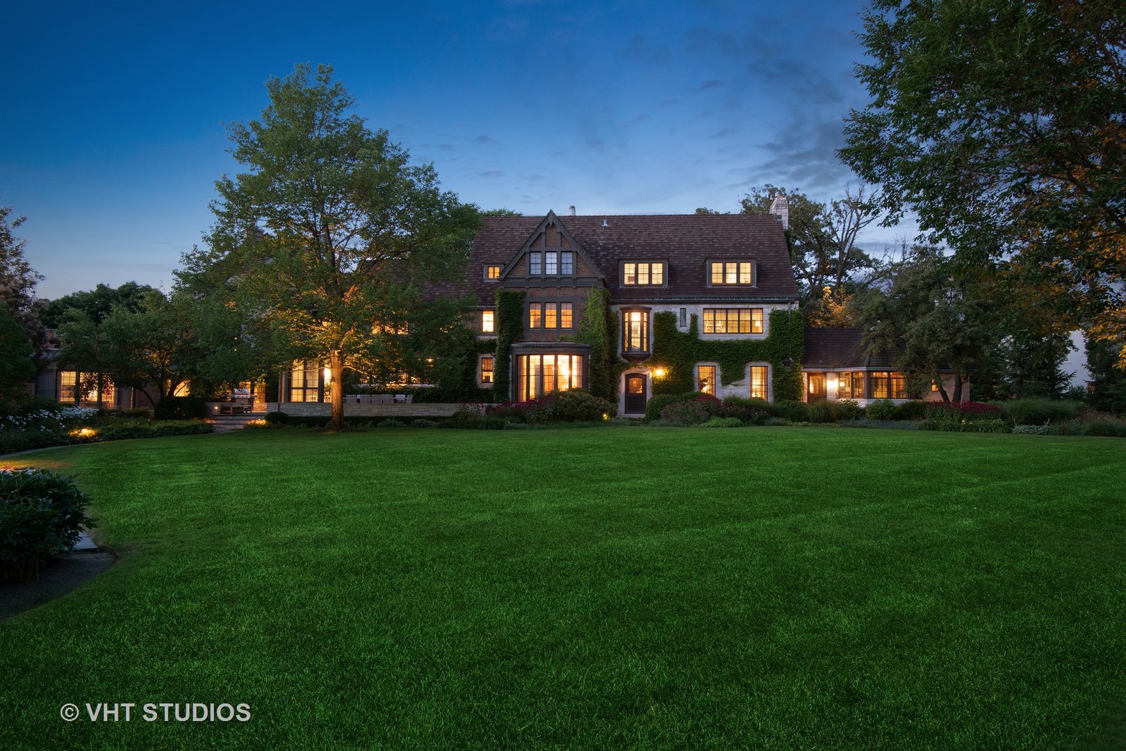 720 Ardsley Road Winnetka, IL 60093 - Photo 98 of 103 a view of a big building with a big yard