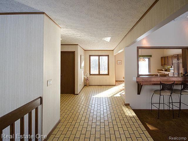 7555 Rattalee Lake Road Clarkston, MI 48348 - Photo 20 of 41 Sitting area off the kitchen with warm southern exposure.